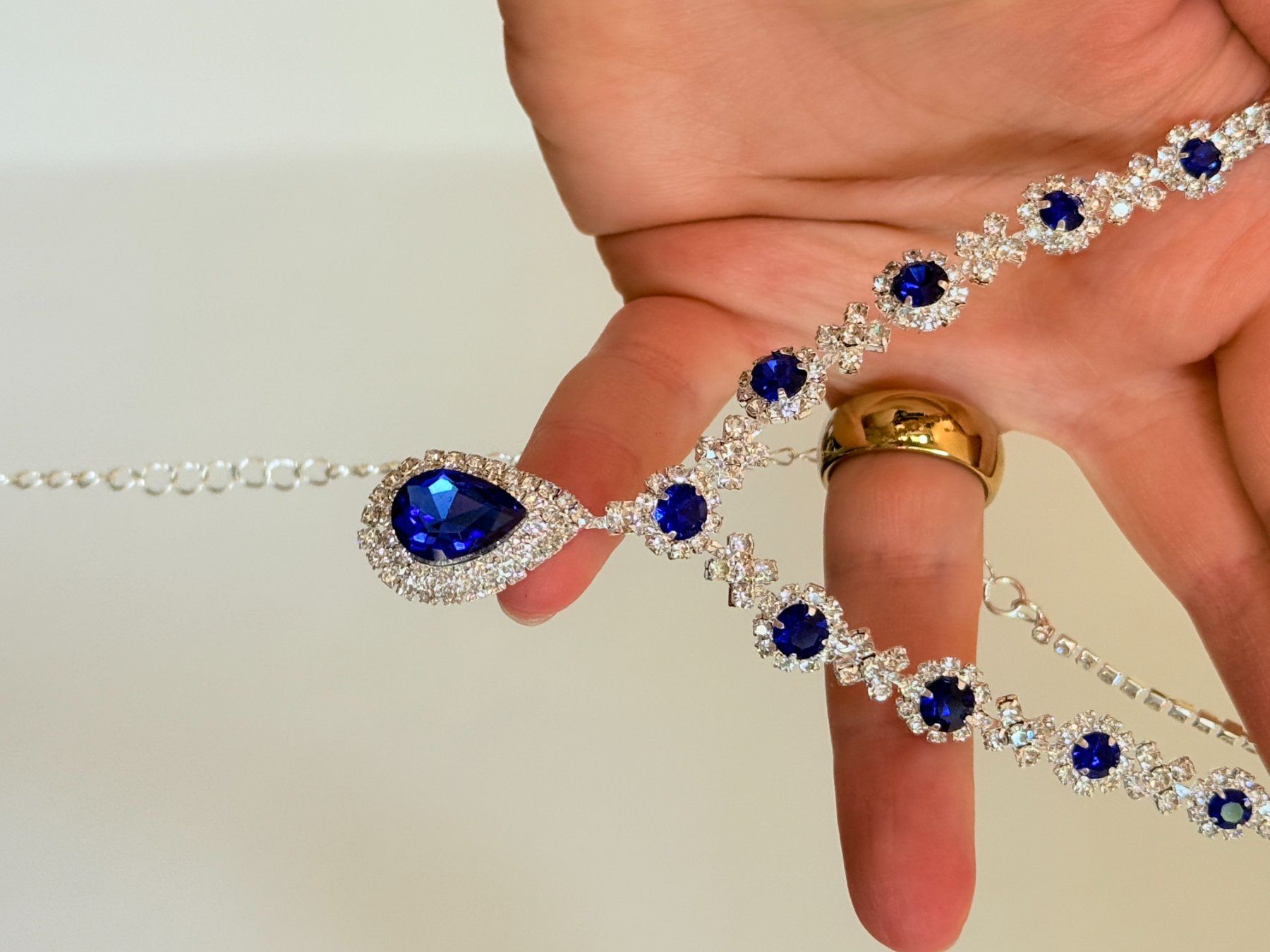 Altri gioielli: LOT Collier élégant avec pendentif bleu – Nuovo e nell'imballaggio originale da Genève venduto da AGBERG 2