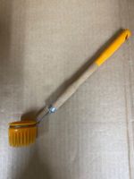 Spülbürste mit Plastikborsten