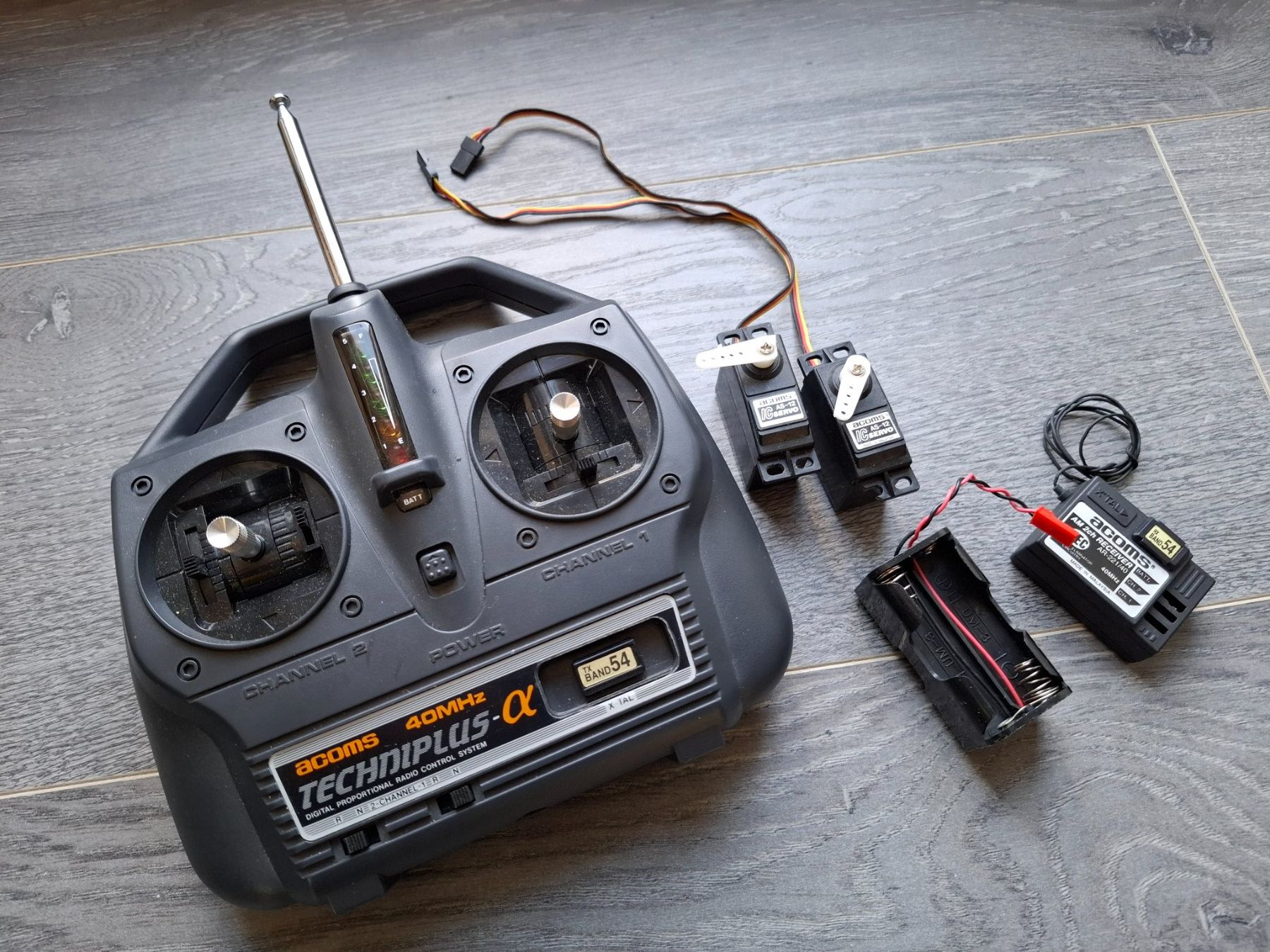 Fernsteuerungen: Acoms Techniplus RC-Set 40 MHz mit Empfänger und 2 Servos – Gebraucht aus Chabrey von fluvius 2