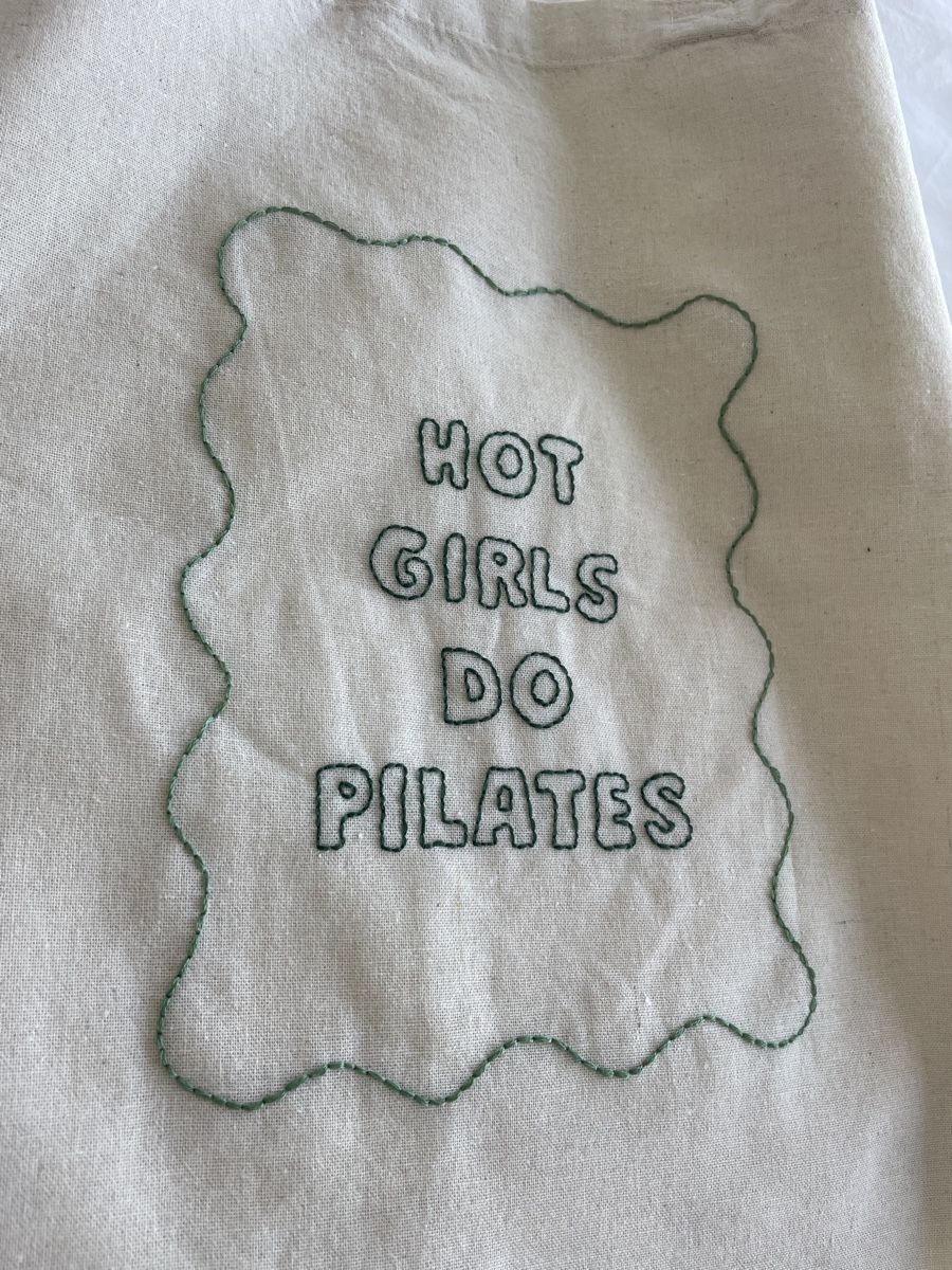 Borse: Tote bag Pilates brodé à la main – Nuovo e nell'imballaggio originale da Nyon venduto da laralc 1