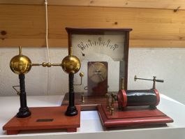 Historische Physik-Lehrmittel – 3 seltene Schulapparate im K