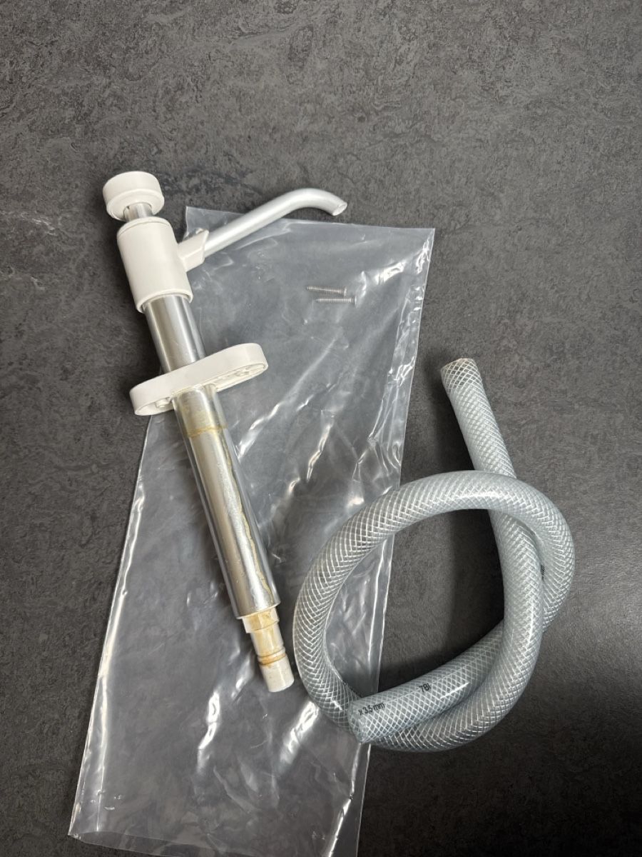 Pompe & Parti di ricambio: Handpumpe / Wasserhahn – Usato da Zürich venduto da LukasFroelich