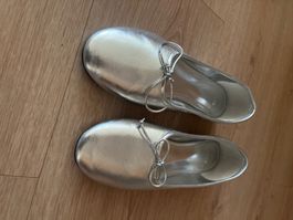 MANGDamen Ballerinas silberfarben mit Schleife guter Zustand