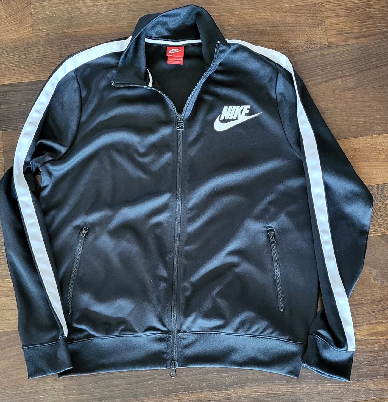 Nike Giacche: Nike Trainerjacke Eugene L – Usato da Unterseen venduto da rej_lnk9