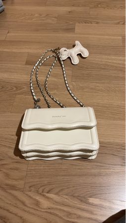Almitu Shoulder Bag white with chain like new