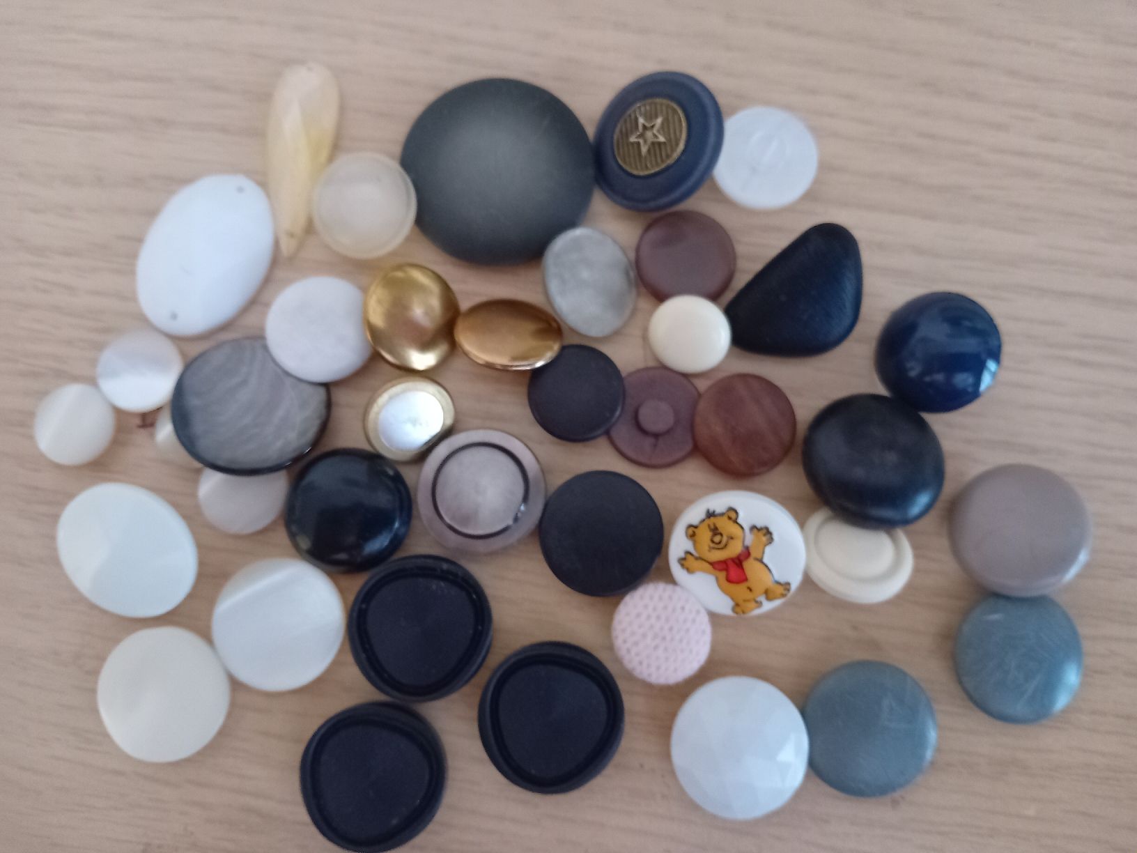 Bottoni: Knöpfe 40 Stk..1cm -3cm verschiedene Farben  – Usato da cham venduto da schnuefi61