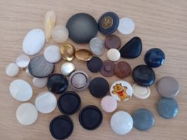Knöpfe 40 Stk..1cm -3cm verschiedene Farben 