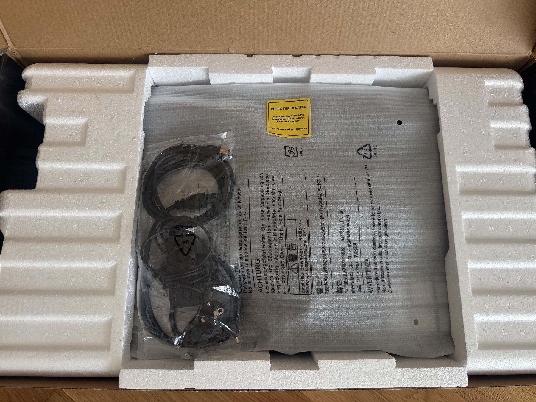 Reloop Console di mixaggio: Reloop Mixon 8 Pro DJ Controller w/ Original Box - Like New – Nuovo (secondo la descrizione) da Henniez venduto da ROCKZILLA 2
