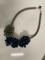 Kette aus Holz und Samen in Blau-Grau
