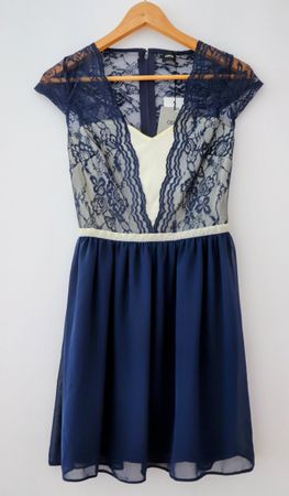 Blaues ASOS Kleid mit Spitzendetails in Größe XS (34)