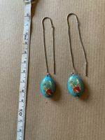Longues boucles avec cabochon turquoise fleuri
