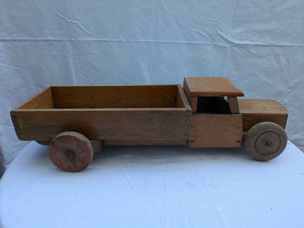 Jouets: Holzspielzeug: Vintage Lastwagen zum Spielen mit Holzräder – D'occasion à Gossau SG par KaufbeiLisa 2