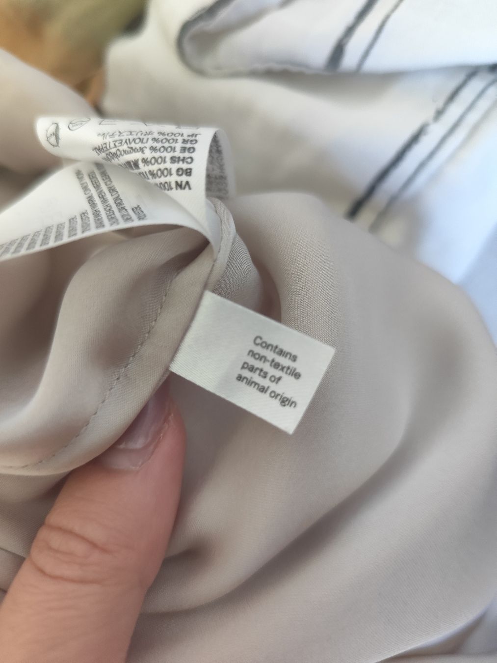 H&M Camicette: H&M Beige Blouse, Size S - Perfect for Spring Layering! – Usato da Mägenwil venduto da VintageGirly 8