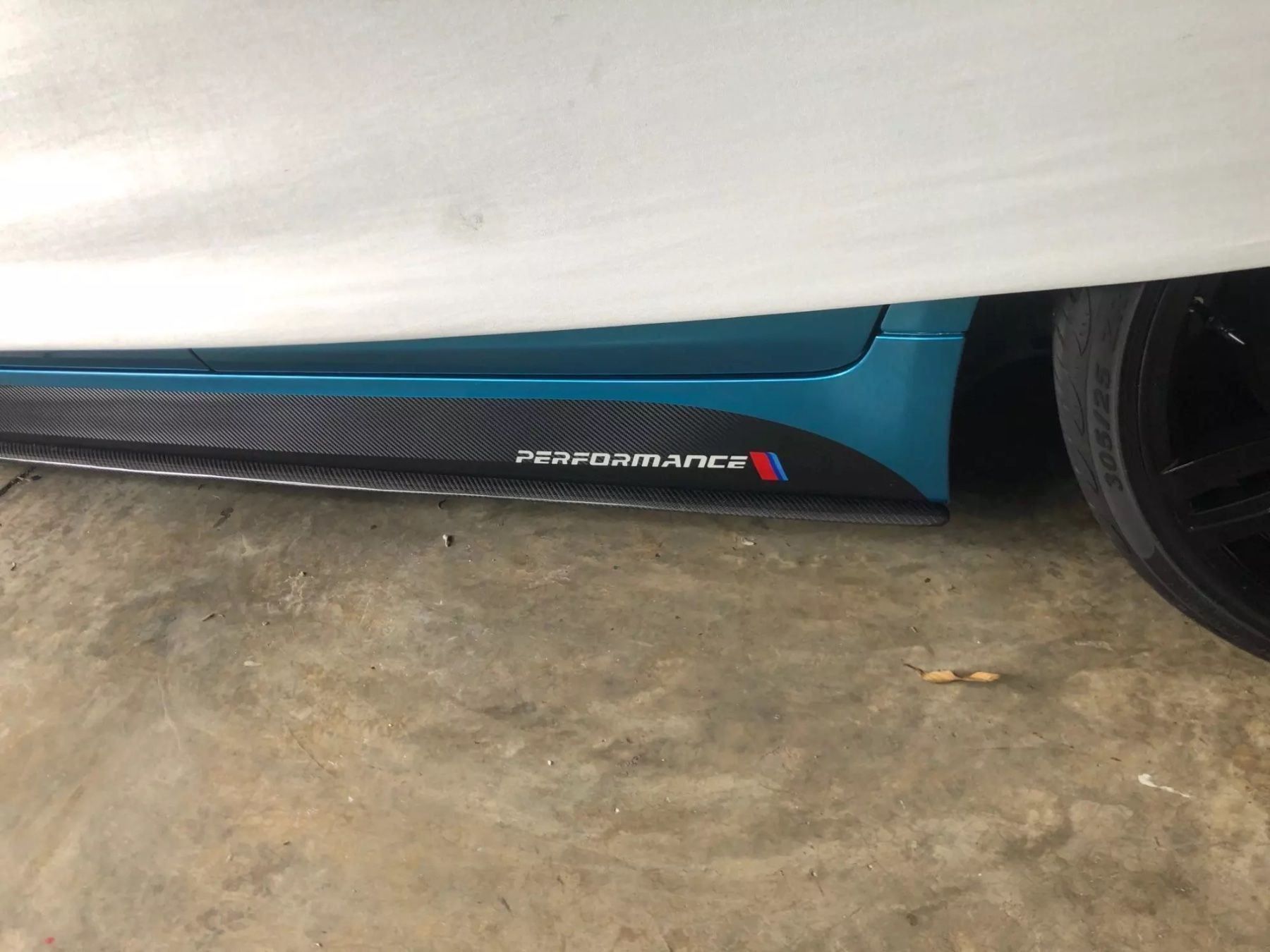 Tutti pezzi di ricambio auto: BMW Carbon M Performance Sticker – Nuovo e nell'imballaggio originale da Volketswil venduto da Willis-Autoteile 1