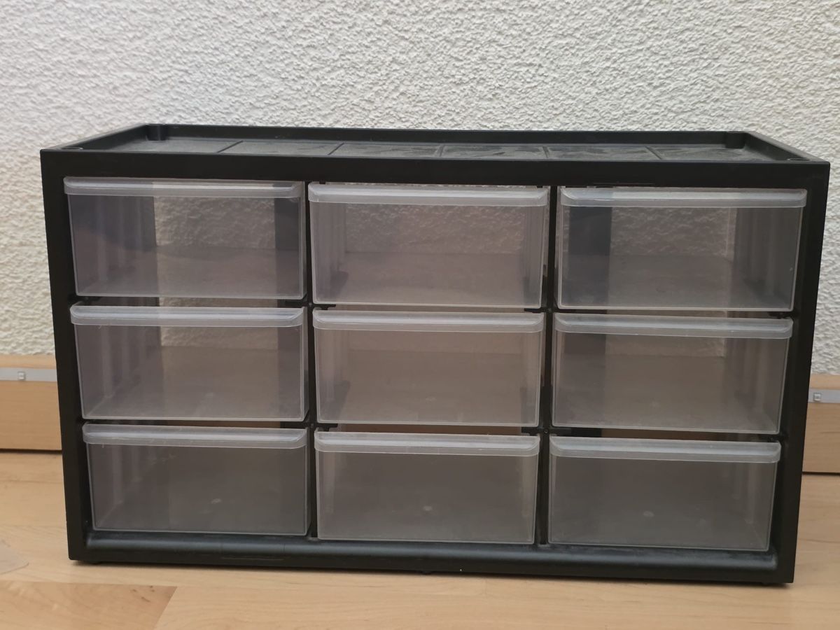 Cassettiere: Schraubenkästchen gross – Usato da Walenstadt venduto da goodperfumes 1