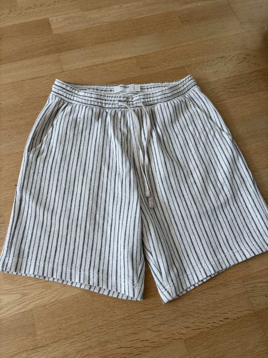 Pull&Bear Pantaloni: Pull & Bear Männer Short M weiß schwarz  – Usato da Fribourg venduto da dafral