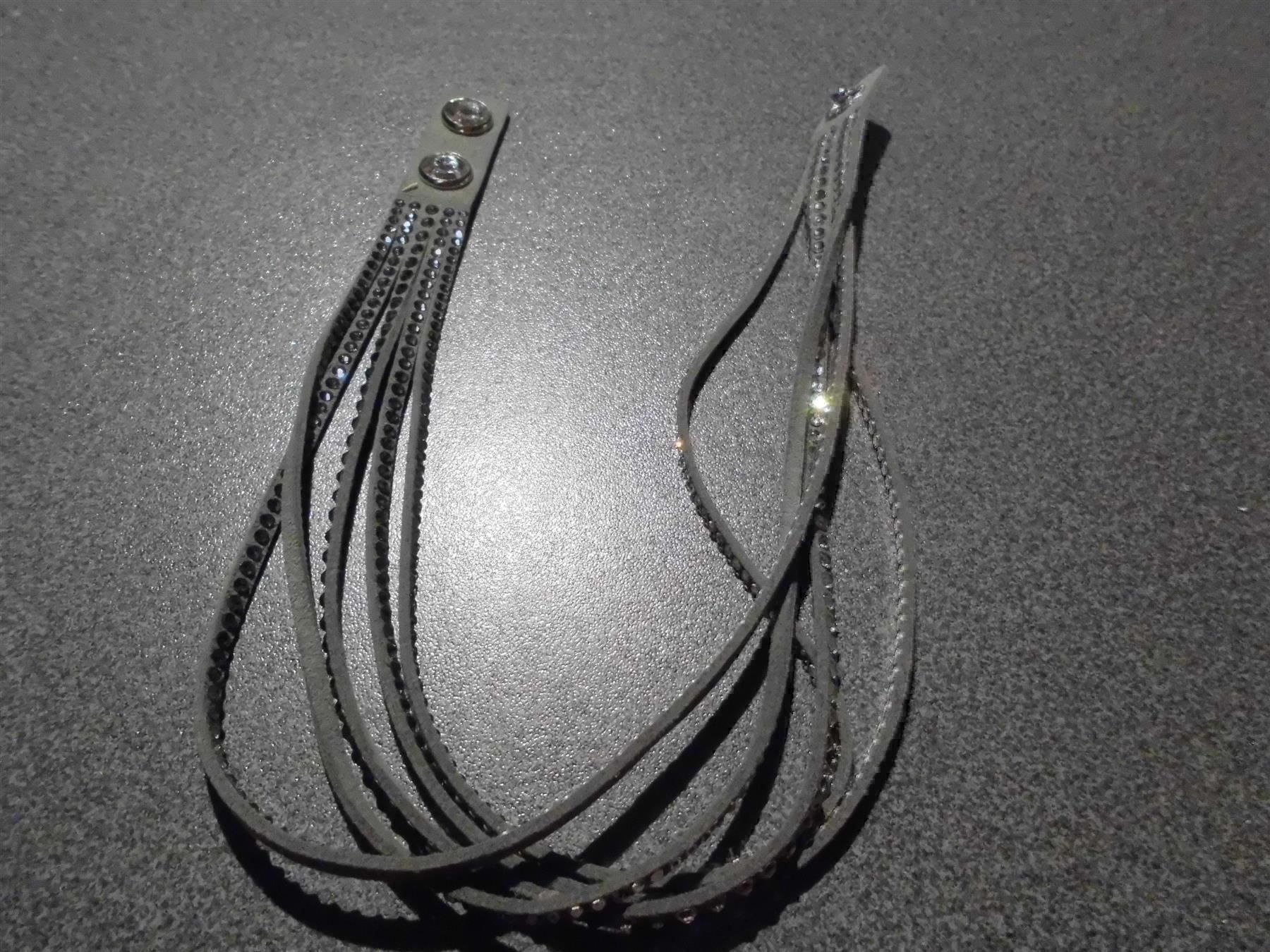 Ketten: Lederband grau/silbriger Glitzer – Gebraucht aus Zürich von Motzkuh