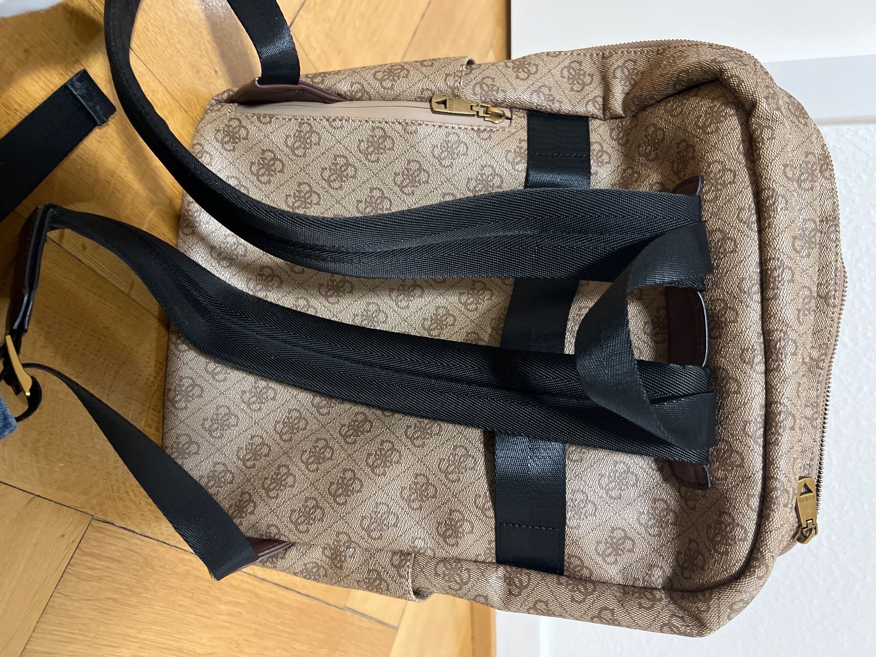 Guess Rucksäcke: Guess Rucksack Unisex – Gebraucht aus Basel von cas_nv89 2