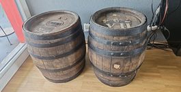 2 alte Holzfässer
