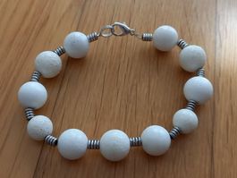 Weisses Koral Perlen Armband, elegant und zeitlos schön.