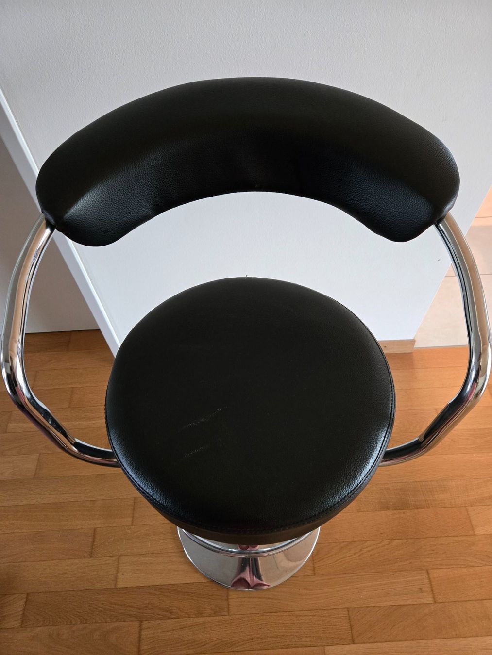 Tabourets: 4 Barhocker und 1 Stehtisch – D'occasion à Kerns par binchen83 1