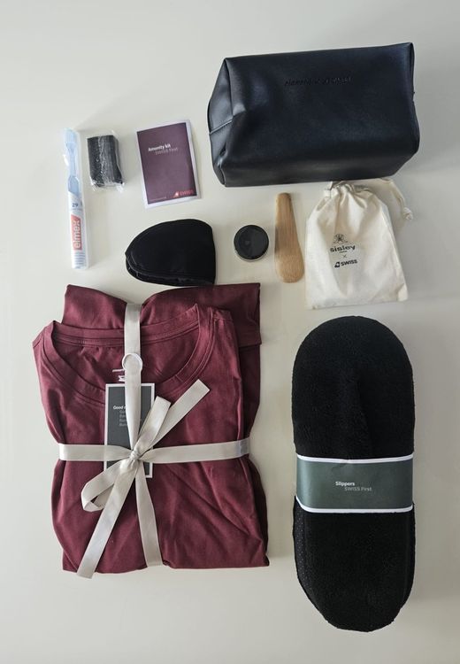 Swiss First Class Amenity Kit Pyjama Slippers, Necessaire (Neu (gemäss ...