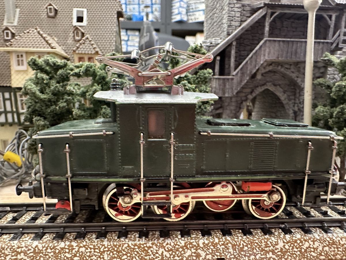 Märklin Modellini di ferrovie: Märklin CE800 DB BR E63 – Usato da Lupsingen venduto da New-Haven