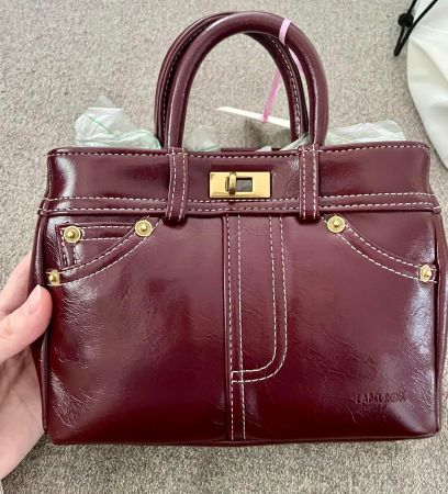 Vendo piccola borsa particolare fatta a forma di pantalone