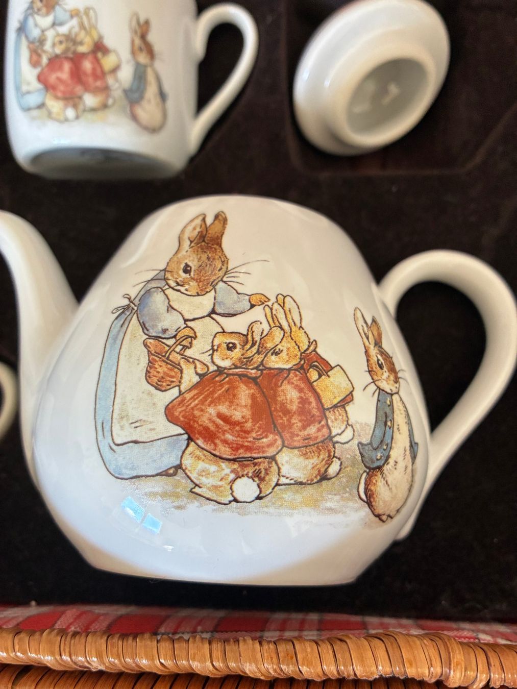 Set di piatti: Süsses Peter Hase Picknick-Set im Korb – Usato da Männedorf venduto da Schnaeppchen05 1