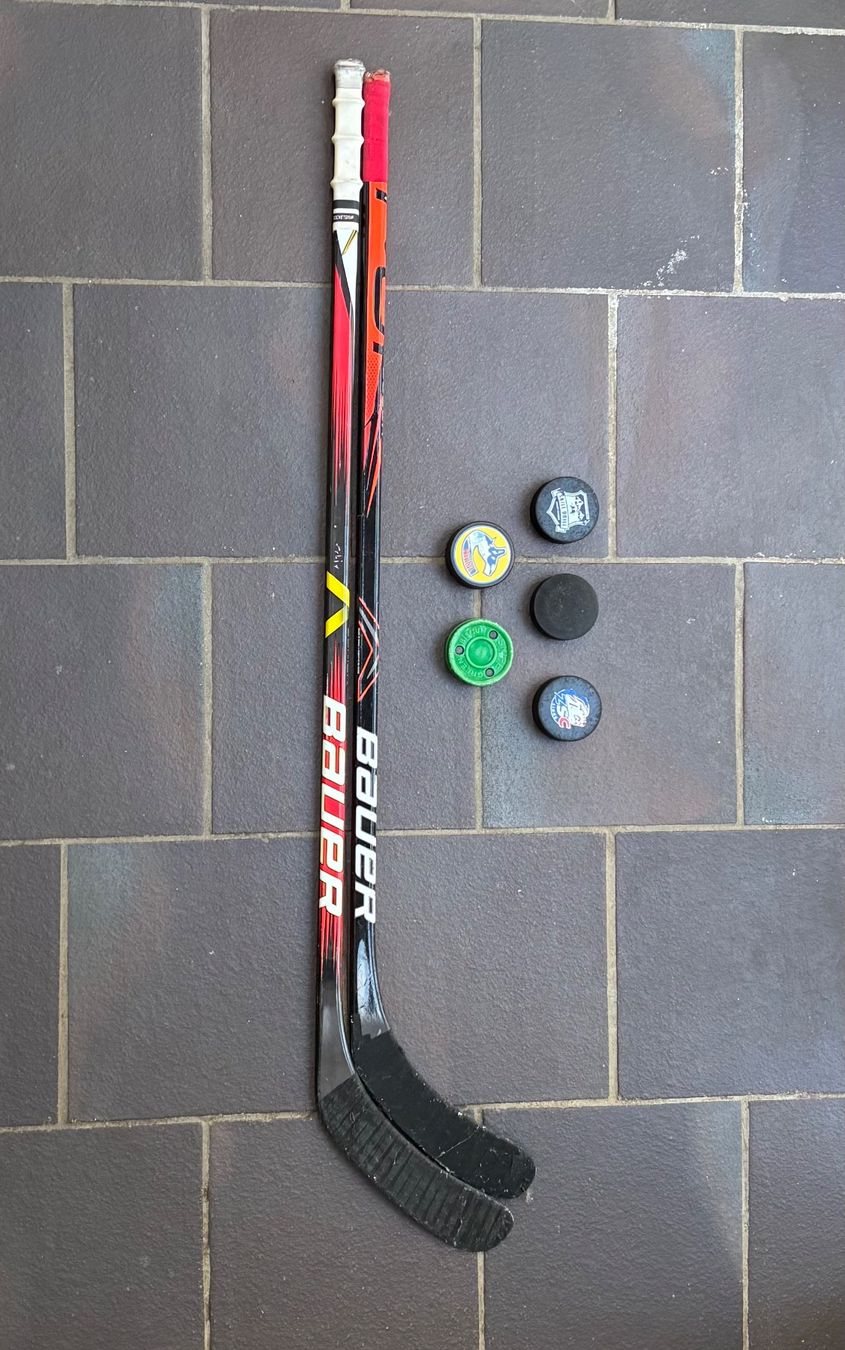 Bauer Stöcke & Schaufeln: 2 Eishockeystöcke, 5 Pucks – Gebraucht aus Winterthur von niemim
