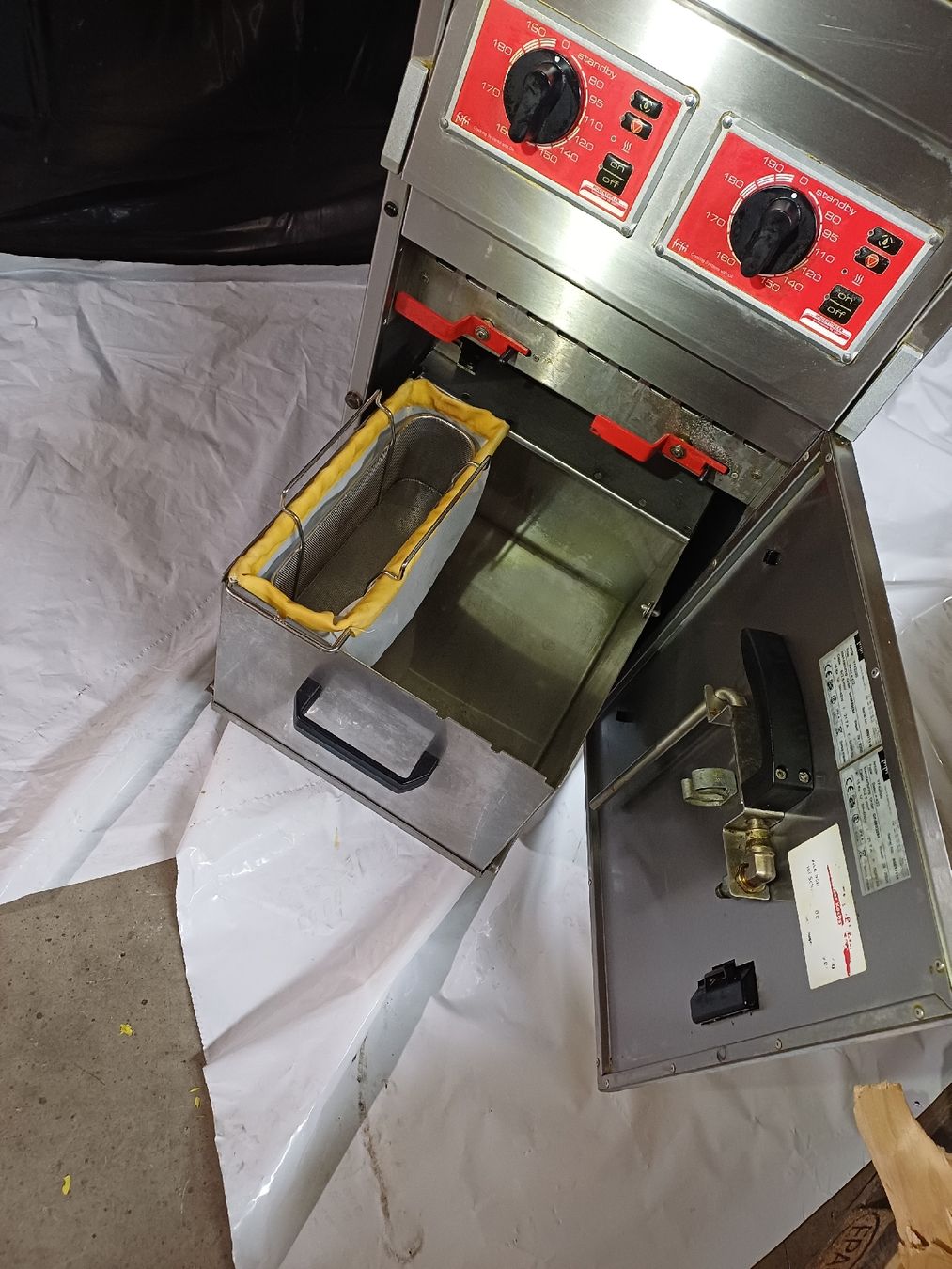 Frifri Küchengeräte: Frifri Elektro-Standfritteuse BASIC+ 422 Doppelbecken – Gebraucht aus Triengen von R.port96 3