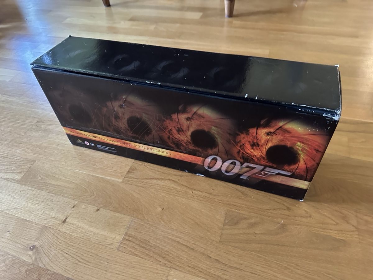 Toutes les VHS: 007 James Bond VHS Collection Box 18x – D'occasion à Bolligen par Bluejean1 1