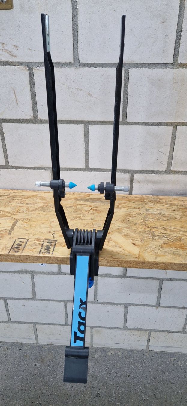 Autres accessoires pour le cyclisme: Tacx Zentrierständer – D'occasion à Zernez par Speed79 1