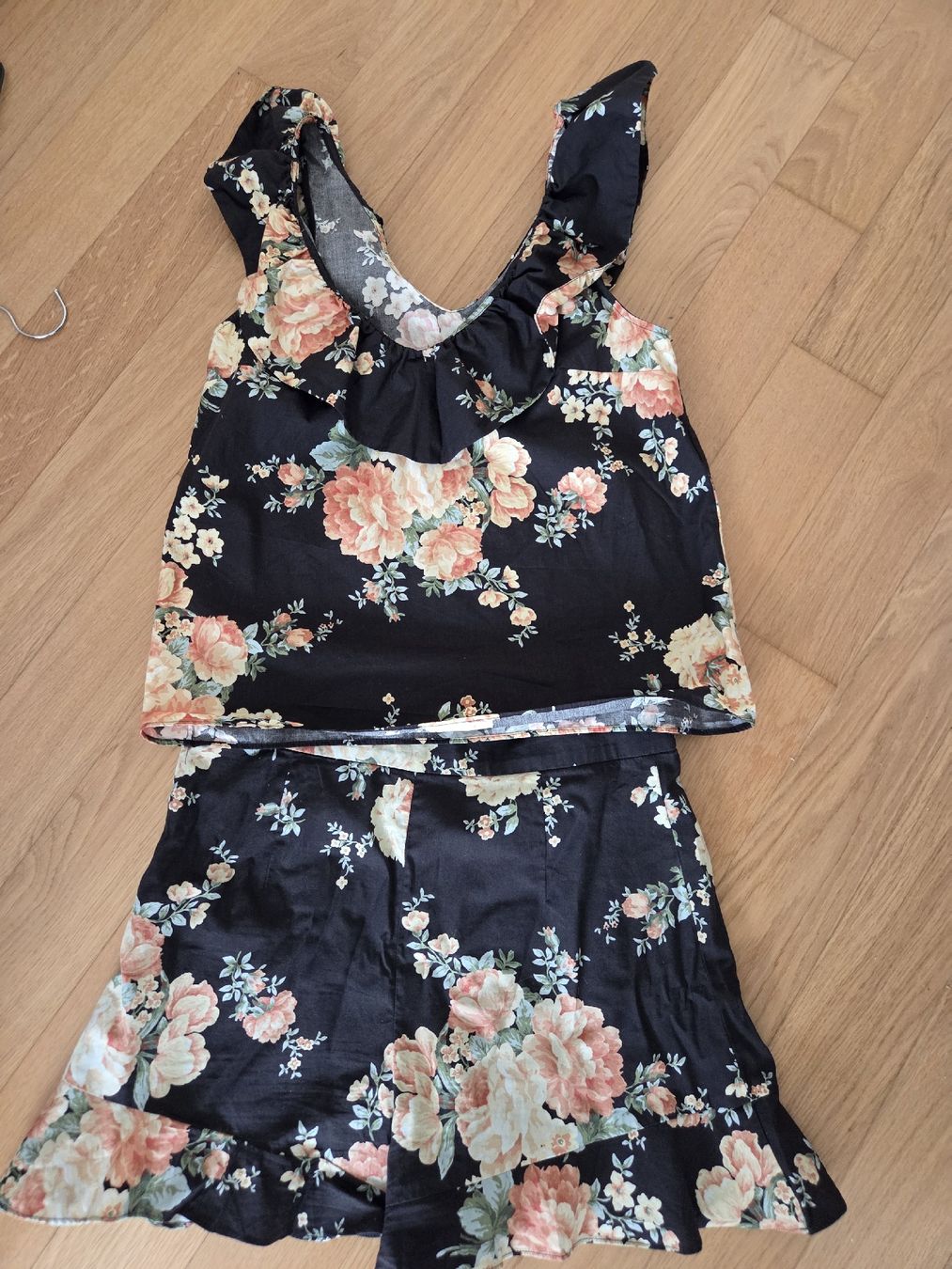 Sezane Kleiderpakete: Sézane black top & short with flowers – Gebraucht aus Zürich von can_2jj8 2