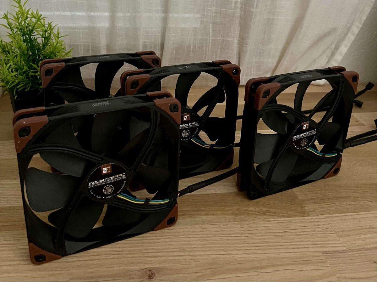 PC: 4 Stück Noctua NF-A14 IPPC-24V-2000 PC Ventilator – Usato da Hunzenschwil venduto da Madachica 5