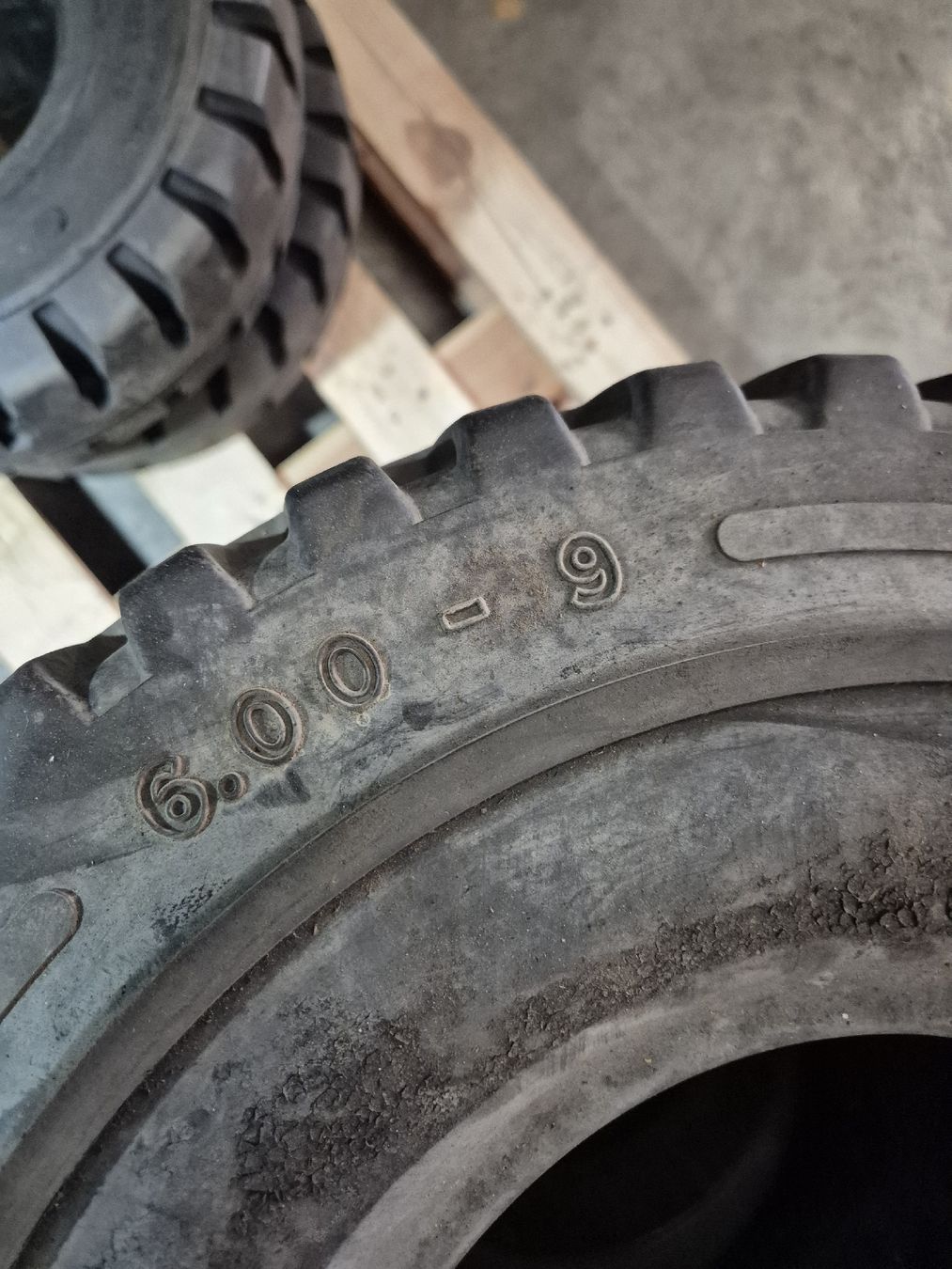 Pneumatici & Ruote complete: 6.00-9 Vollgummi Staplerreifen – Usato da Bützberg venduto da PAG-PNEU 4