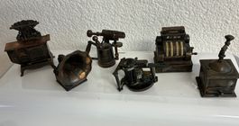 6x Vintage Metall-Anspitzer Miniatur Konvolut Setzkasten