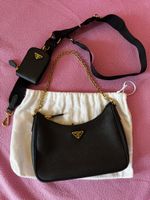 Prada Tasche Re-Edition 2005 Saffiano Leder schwarz und gold