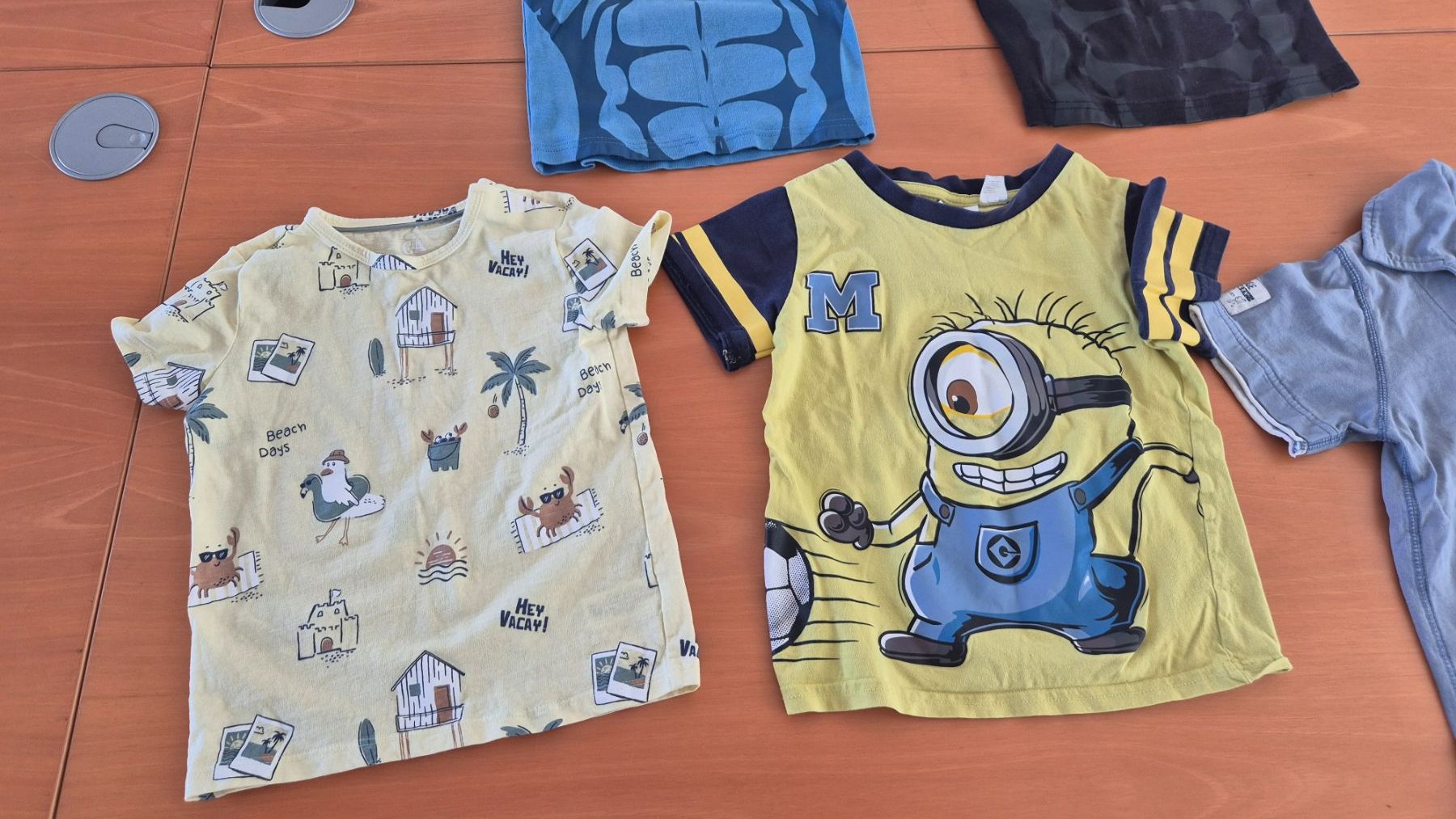 Hemden, T-Shirts & Polos: Lot de 7 T-shirts stylés, taille 98 – Gebraucht aus Goumoens-la-Ville von cfaIII 3
