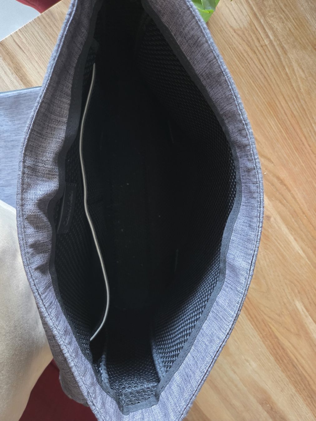 Sonstige Kleidung & Accessoires: Borsa tracolla messenger Calvin Klein grigio – Gebraucht aus Bellinzona von Eshau89 3