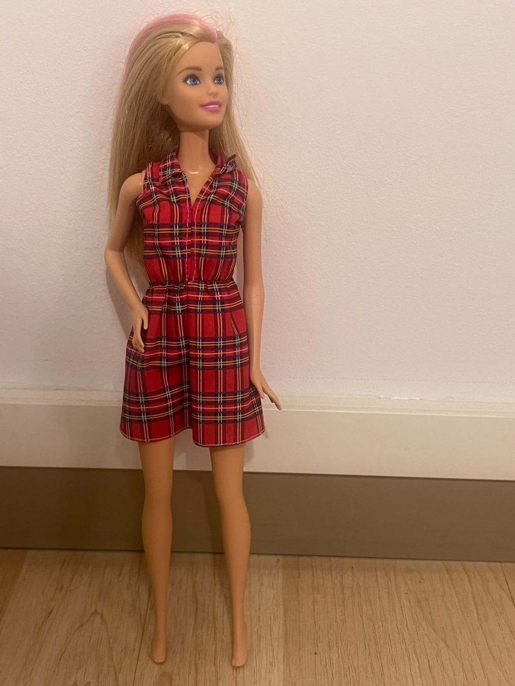 Bambole: Barbie mit trendigem Karokleid #20 – Usato da Wildegg venduto da Car-Mania