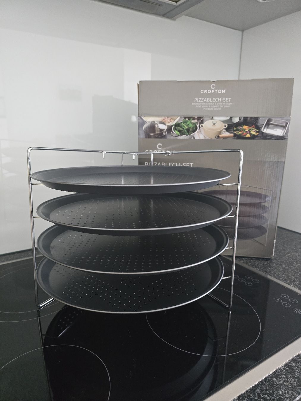 Teglie da forno: Pizzablech-Set Crofton mit 4 Blechen und Ständer fast neu – Nuovo (secondo la descrizione) da Emmenbrücke venduto da Raji23