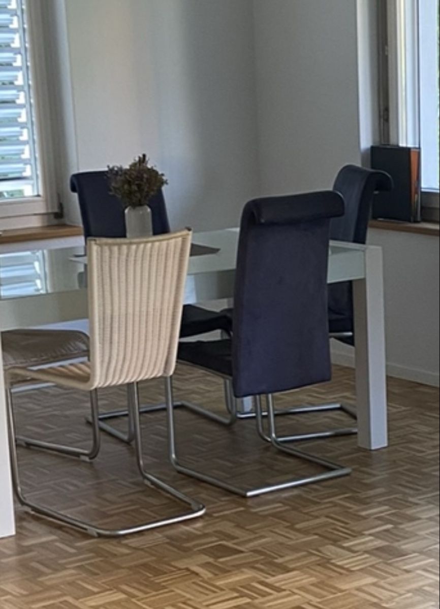 Chaises: 4 Stühle zu verschenken – D'occasion à Kreuzlingen par Jule.T 1