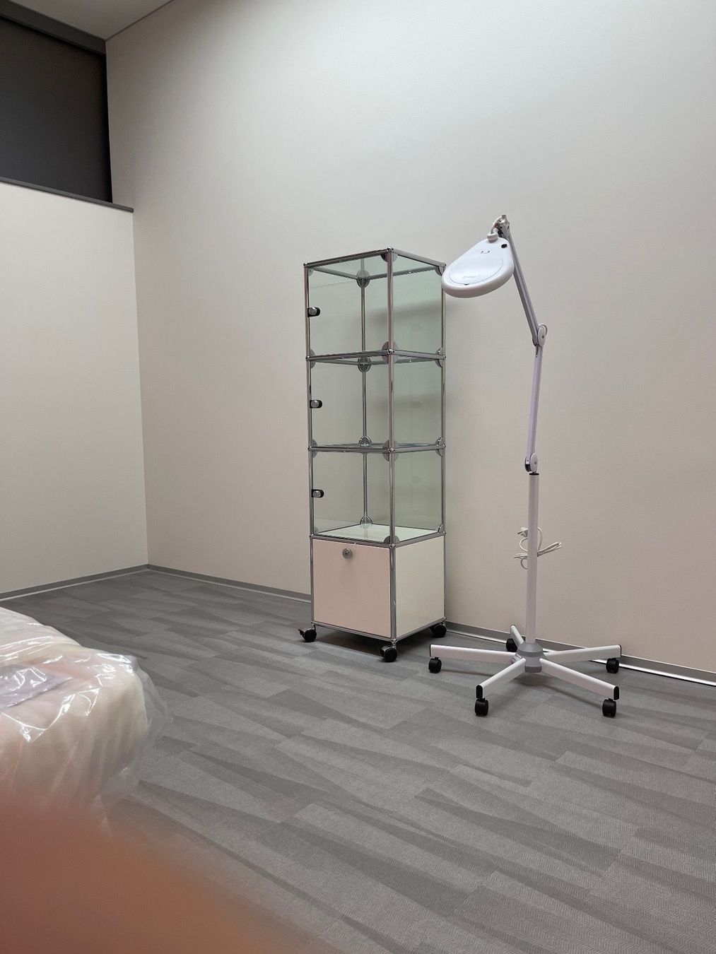 USM Regale: USM Glas  Praxis Vitrine Lieferung Gratis – Gebraucht aus Thun von Thuno6 6