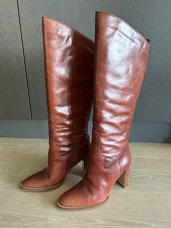 Zara Chaussures femmes: Lederstiefel von Zara – D'occasion à Kilchberg ZH par Anie.
