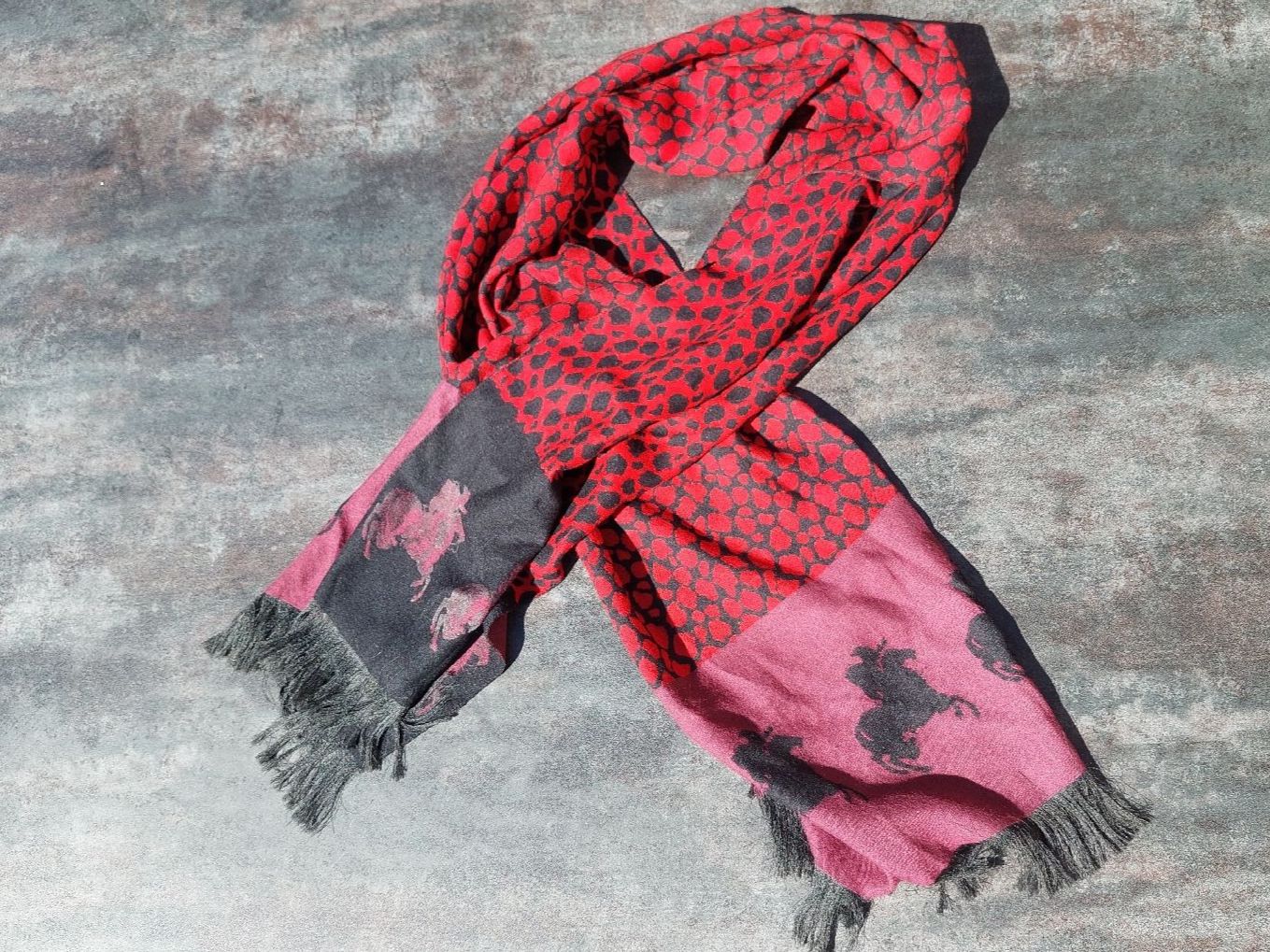 Foulard & Sciarpe: Stylischer, kuscheliger Schal mit Muster – Usato da Brunnen venduto da Livianda
