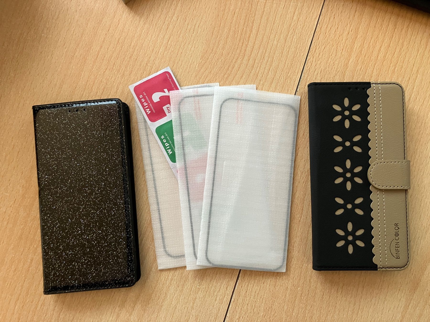 Apple Cover & Protezioni schermo: 2 x Iphone 15 Etui Leder&Glitzer // 3 x Iphone 15 Panzerglas – Nuovo e nell'imballaggio originale da Urnäsch venduto da Bergwerk.