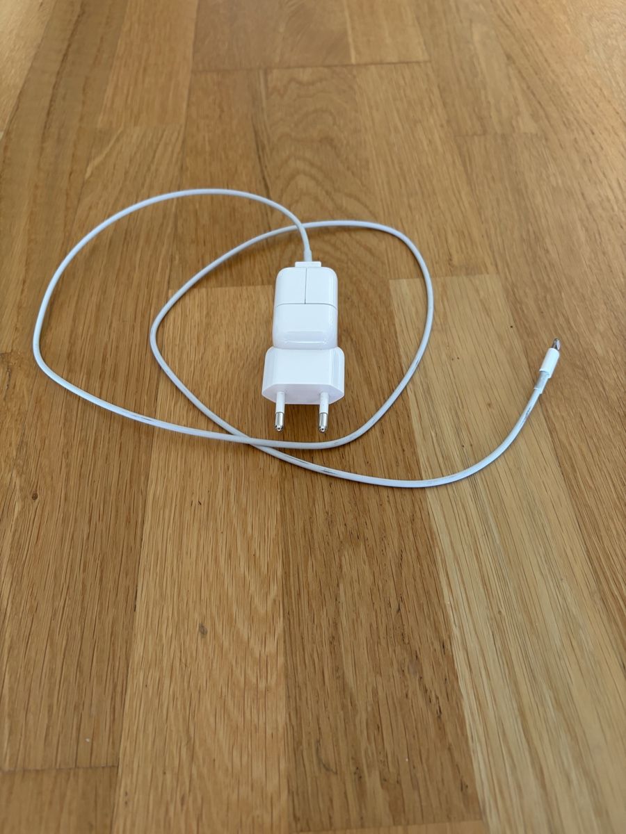 Apple Ladegeräte: Apple USB Charger 10 W + Lightning Cable – Gebraucht aus Regensdorf von WetTowel42 1