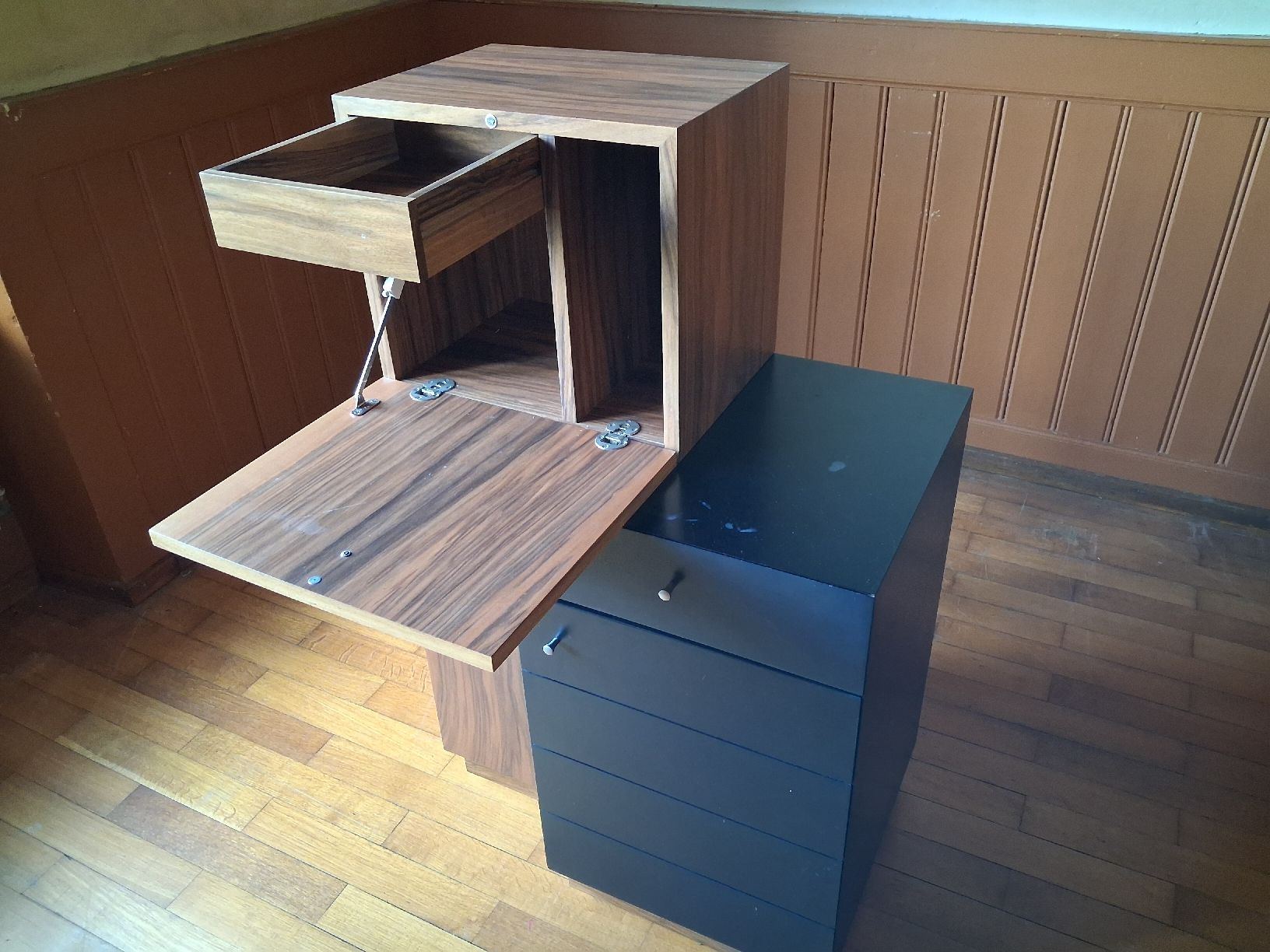 Cassettiere: Sideboard mit Schubladen und Klappe. Nussbaum, schwarzer MDF – Usato da Herbetswil venduto da ber_2kgk 1
