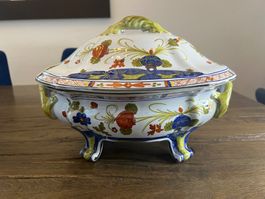 Vintage Suppenterrine im Majolika-Stil